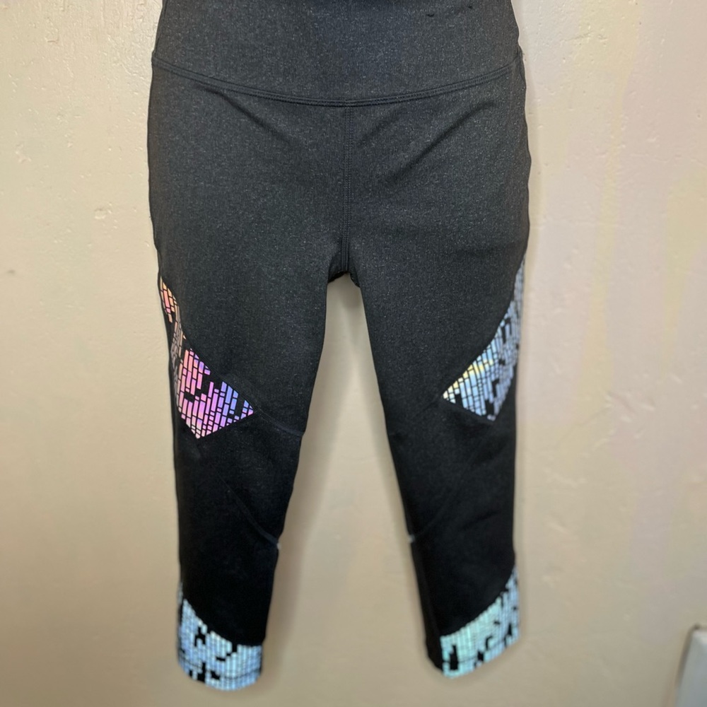 Fila cropped workout leggings with super cute holographic geometric on grey- med
